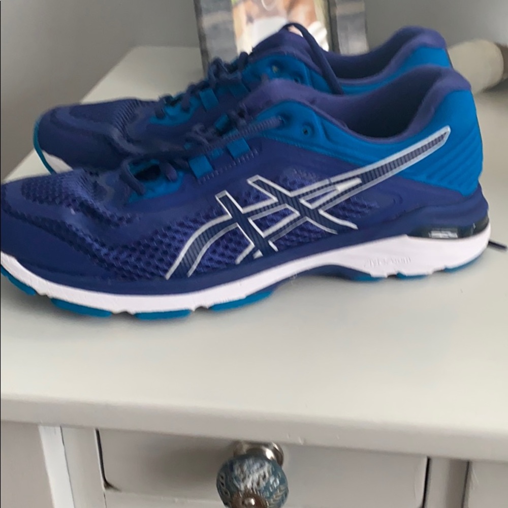 Men size 10 running shoe